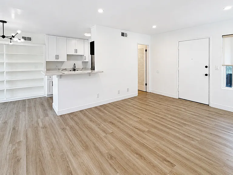 1326 Wellesley Ave — Photo 5