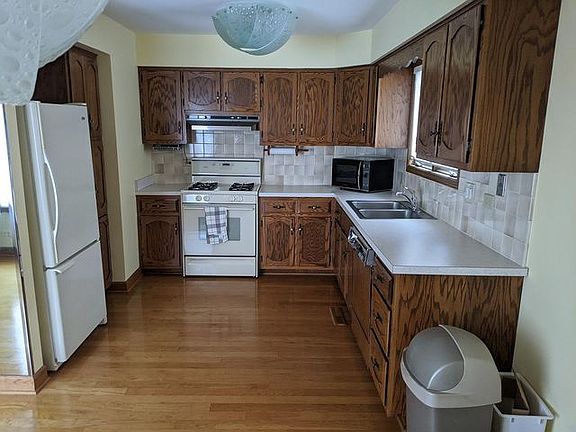 4th image of 16W623 87th St #1