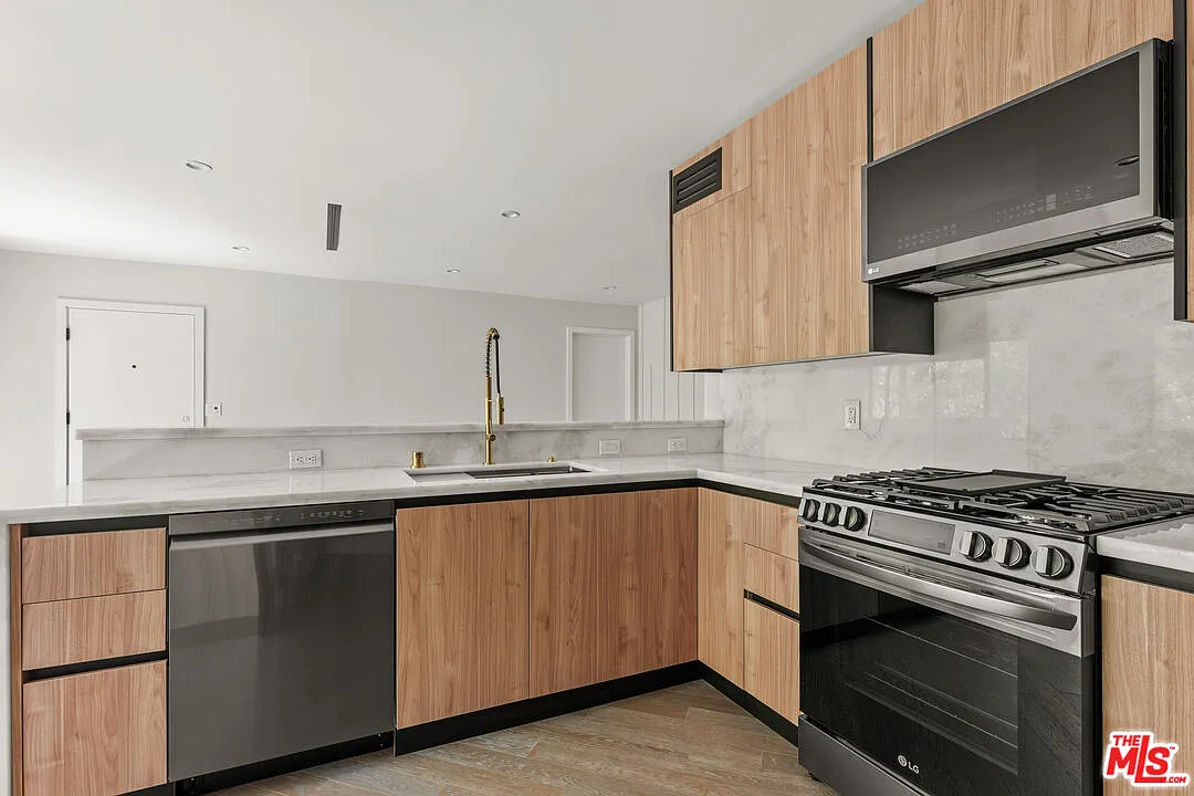 3 bed, 2.0 bath, 1000 sqft, $4,100 — Photo 3