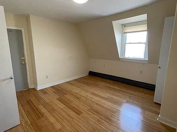 2nd image of 514 Mercer St APT 3