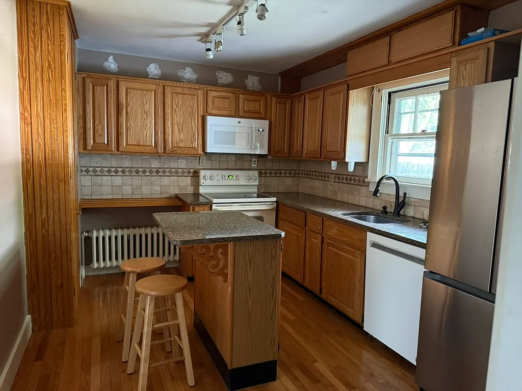 4 bed, 2016 sqft, $2,800 — Photo 4