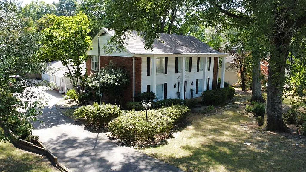6 bed, 3.5 bath, 4000 sqft, $12,945 — Photo 2