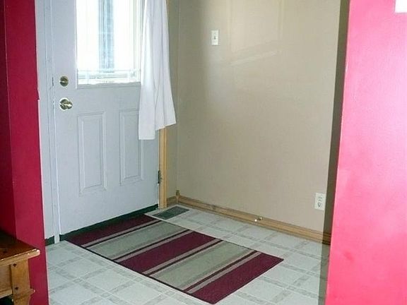 Large foyer to welcome your guests!