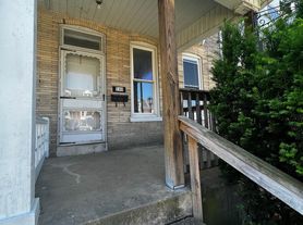 6 Bedroom Home in York