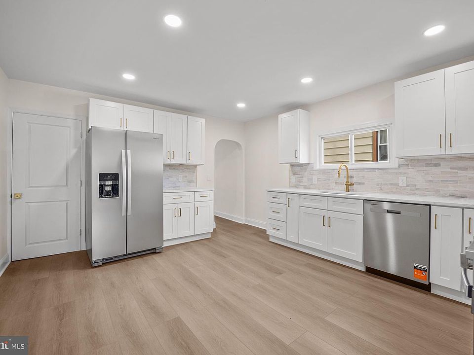 1st image of 19 W 9th St