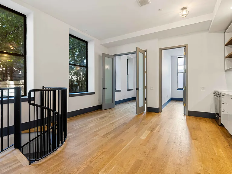 23 Menahan St #1E — Photo 3