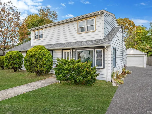 38 Somerset Road E, Amityville, NY 11701