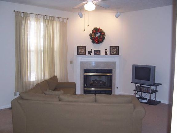 Living room w/Fireplace