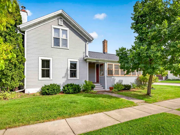 582 Oak St, Neenah, WI 54956