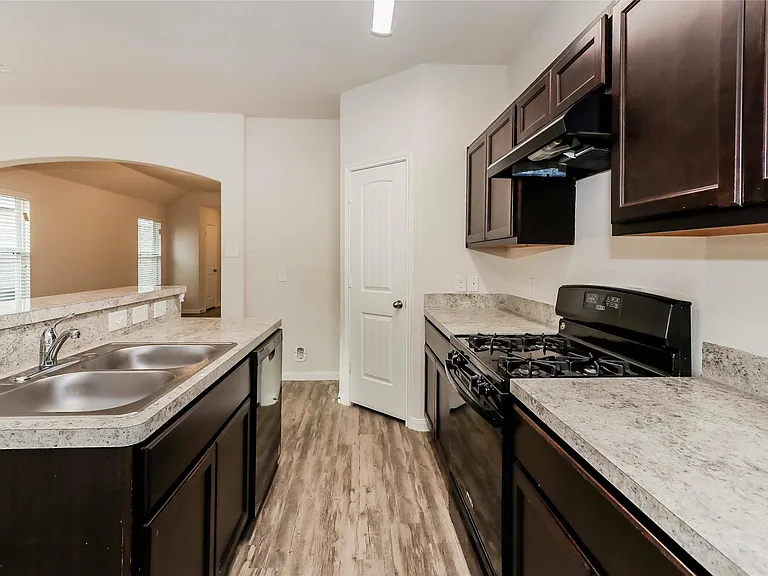 5707 S Brenwood Dr — Photo 2