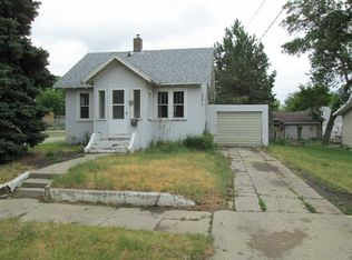 632 10th St NE, Minot, ND 58703