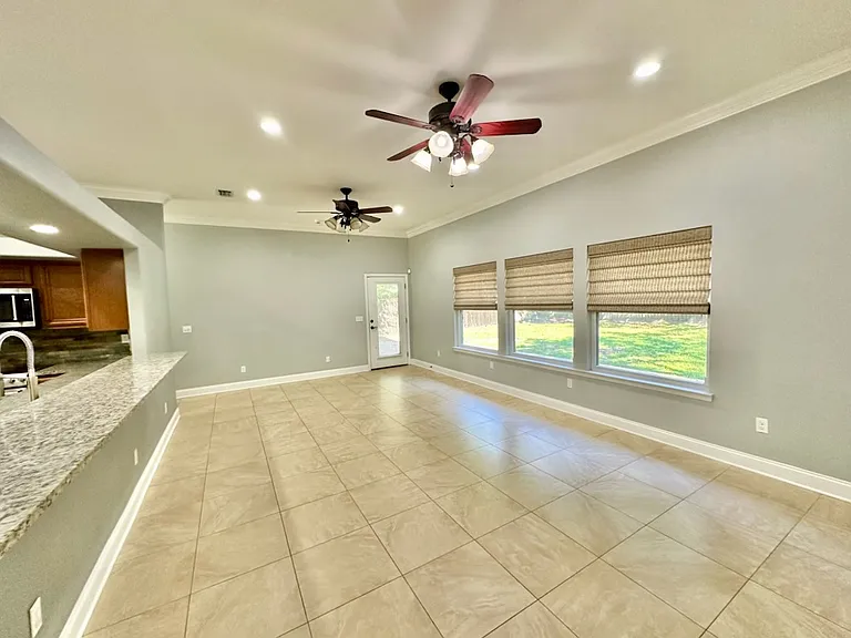 209 Coral Dr — Photo 5