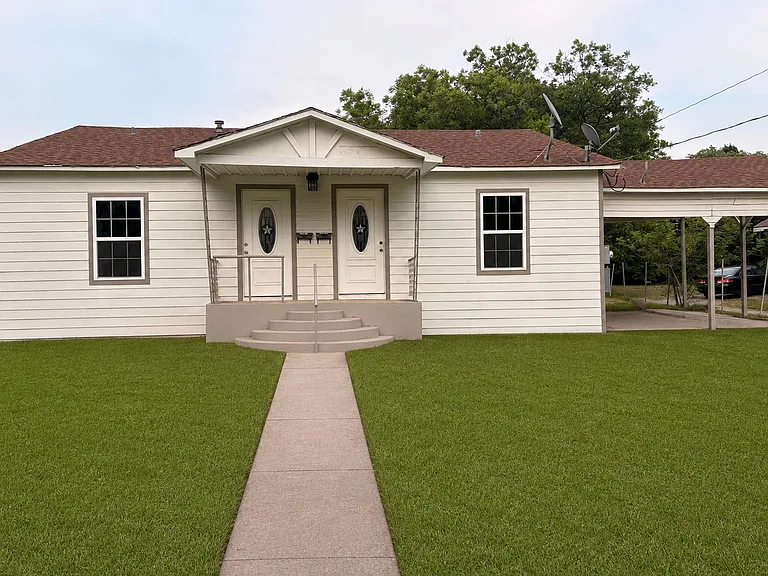 219 N Woods St — Photo 1