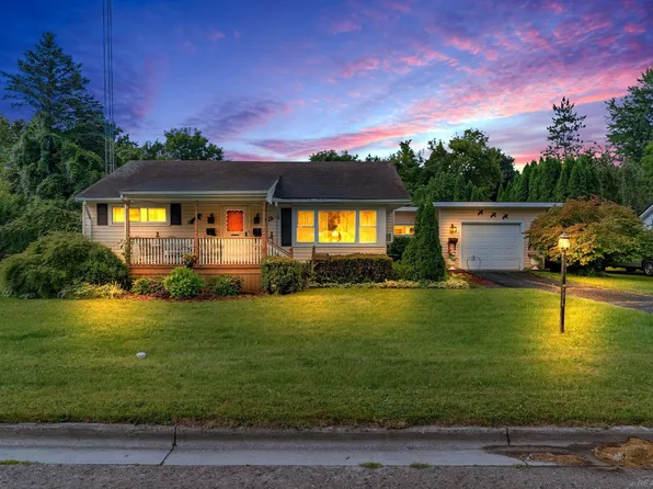 156 Gaige St, Croswell, MI 48422