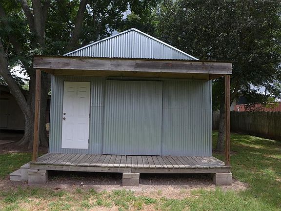 3rd image of 322 Sabine St