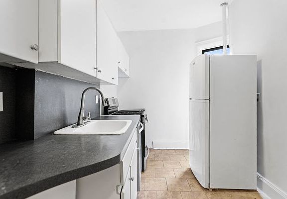 2nd image of 452 Park Pl #2K
