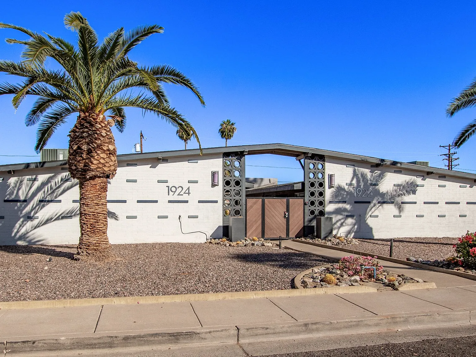 Palm View Manor — Photo 2