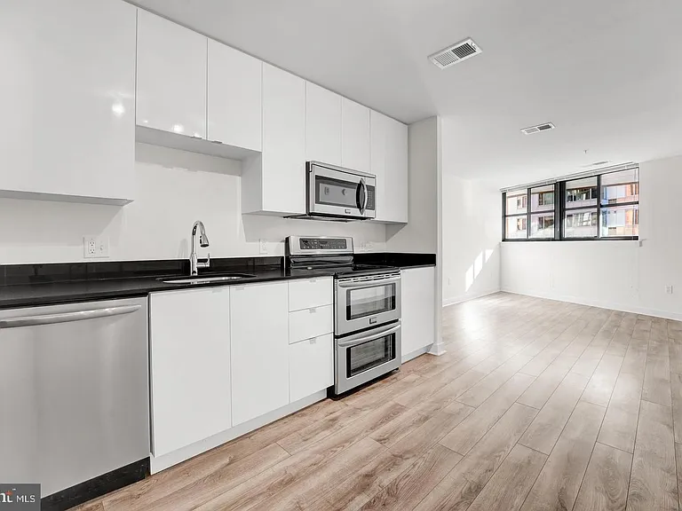 460 New York Ave NW #405 — Photo 4