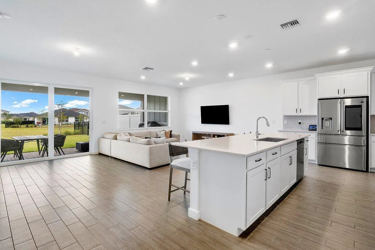 3 bed, 2.0 bath, 1811 sqft, $3,900 — Photo 2