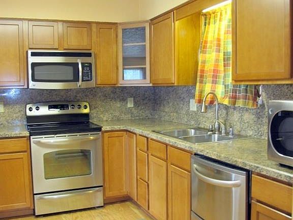 3rd image of 927 Woods Hollow Dr