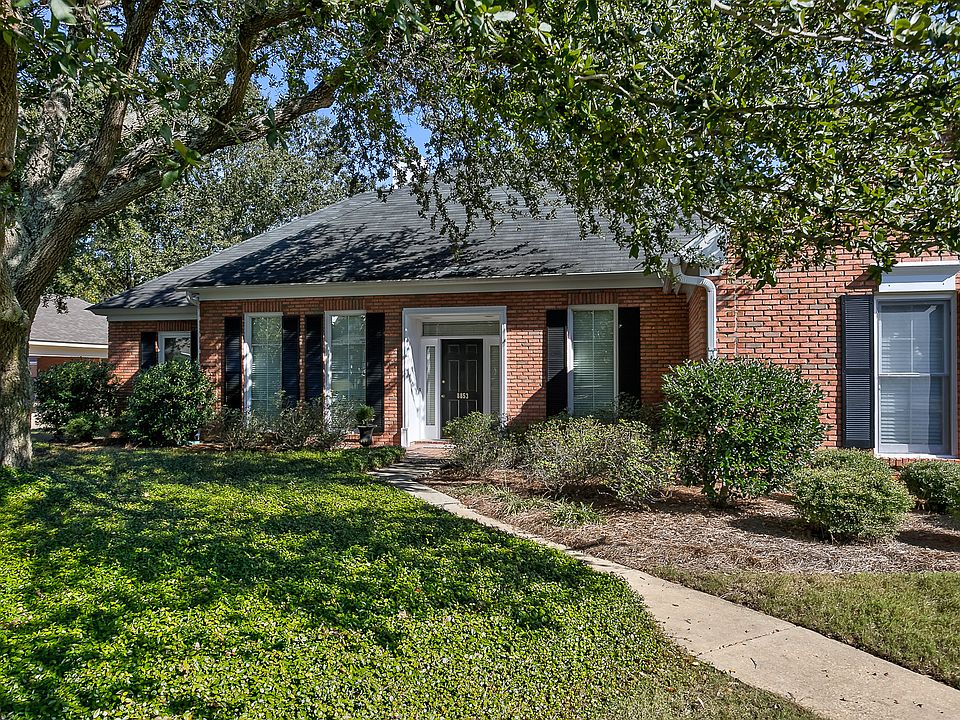 Shady oak in front
