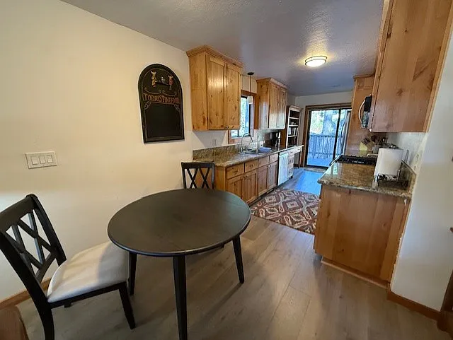 3 bed, 2200 sqft, $4,200 — Photo 4