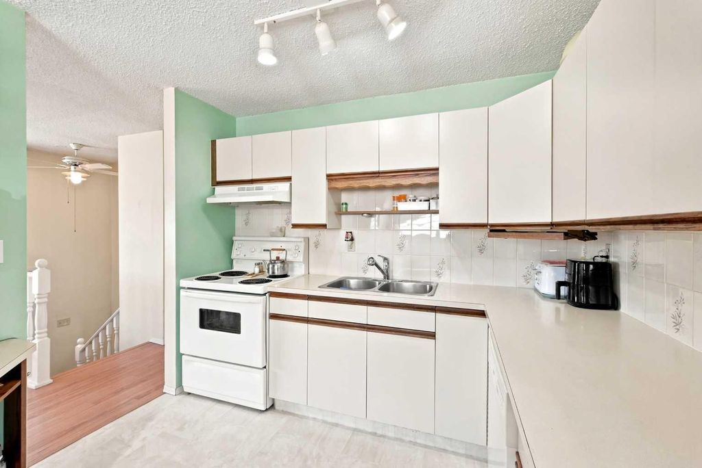 38 Meadowview Close, Sylvan Lake, AB - View 4