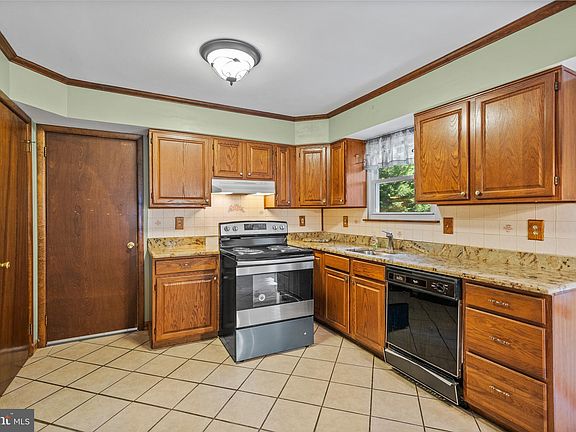 5th image of 161 Carlotta Dr