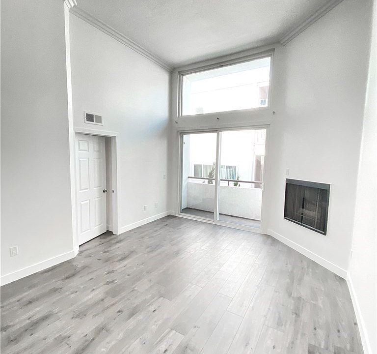 1st image of 1943 Tamarind Ave APT 207