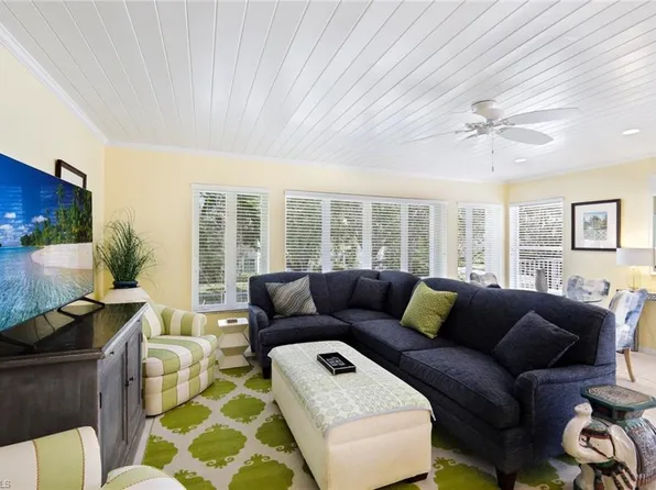 286 4th St S, Naples, FL