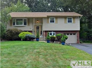 16 Willow Grove Way, Manalapan, NJ 07726