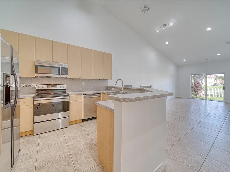 3365 NE 11th Dr #3365 — Photo 3