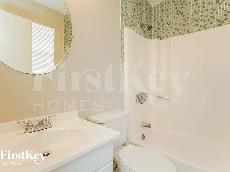 432 SW 37th Ter — Photo 11