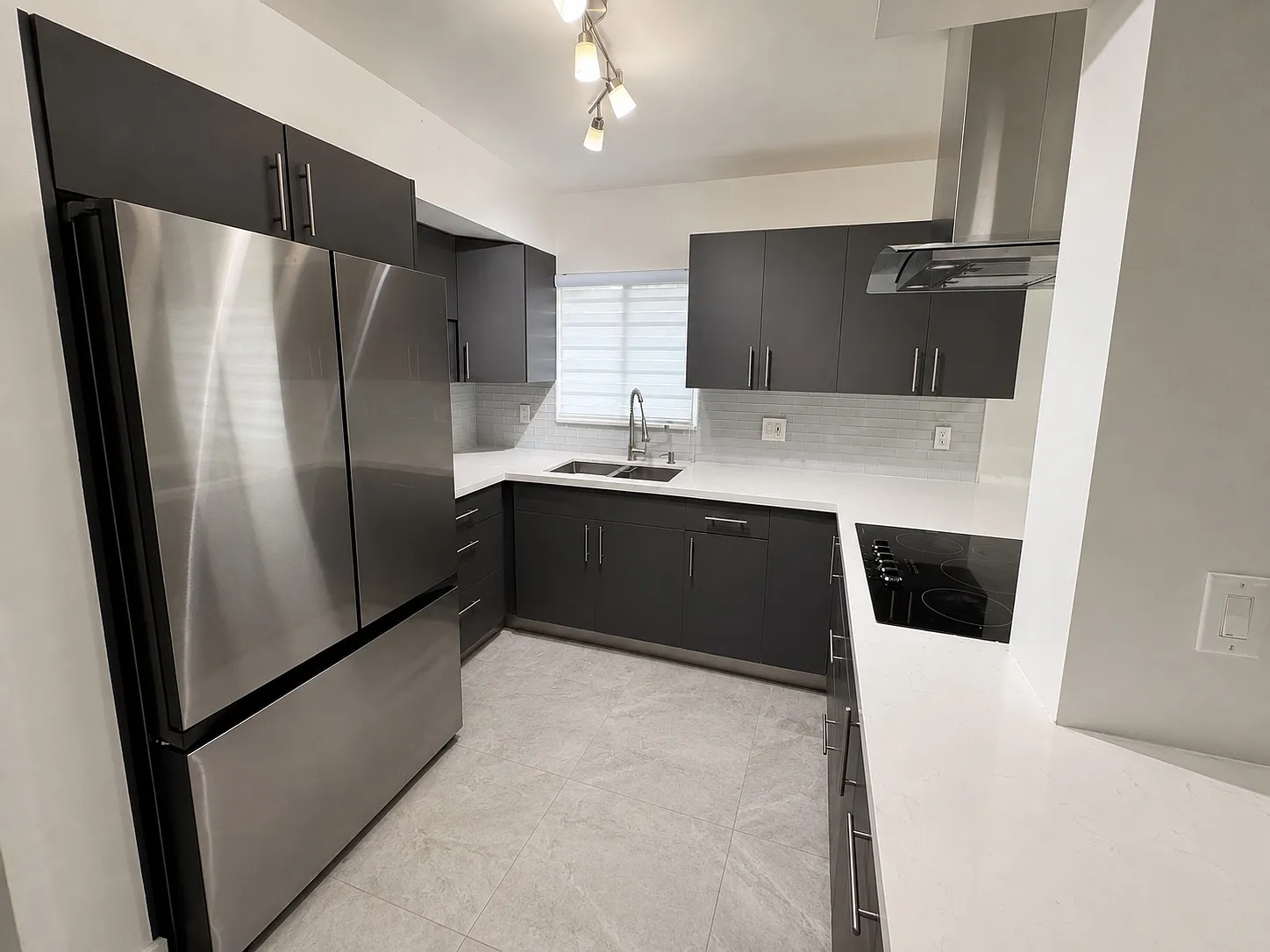 3 bed, 1090 sqft, $2,700 — Photo 4
