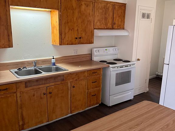 5th image of 215 W Oak Ave