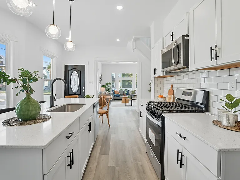 1820 Hewitt Ave — Photo 3