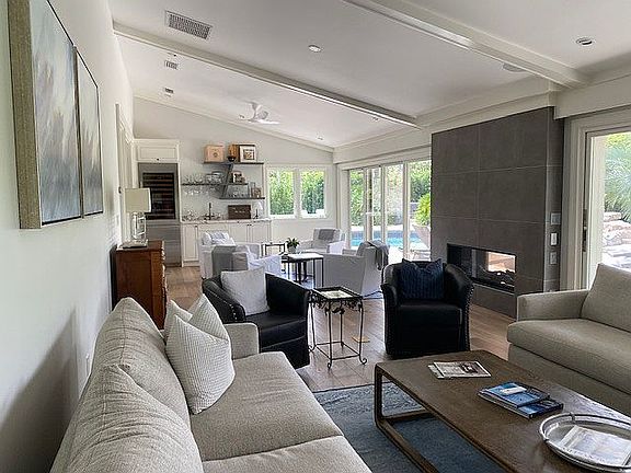 Family room w/wet bar