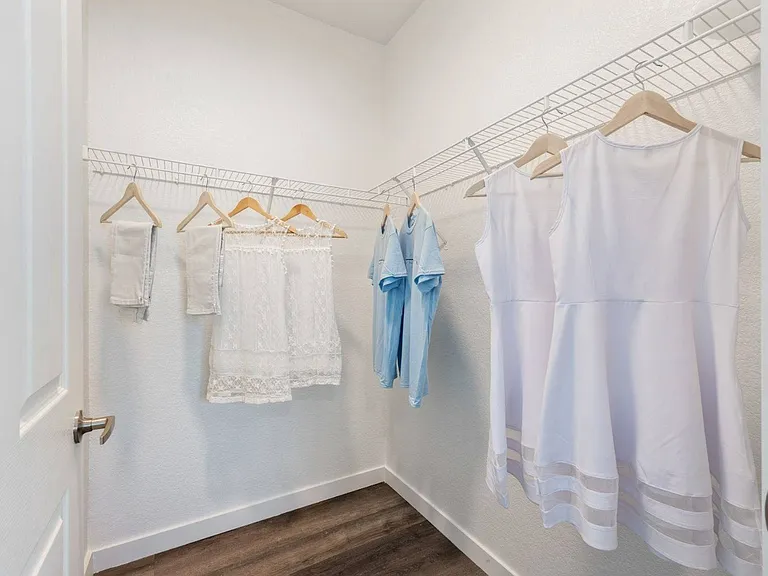 2x2 Large Walk-In Closet