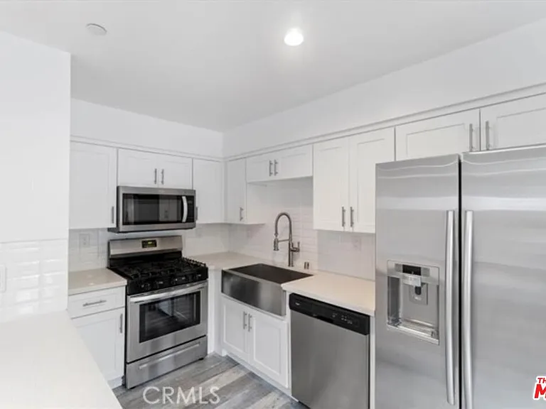 5643 Willowcrest Ave — Photo 3