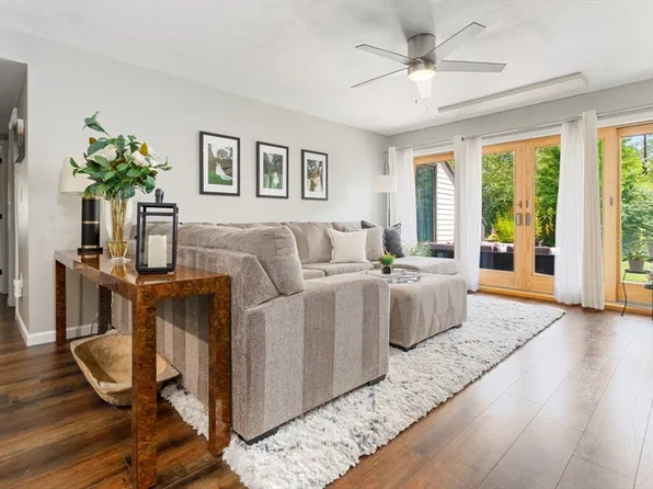 1100 Salem St APT 74, Lynnfield, MA 01940