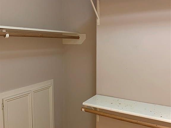 3rd image of 3842 Knollcrest Dr