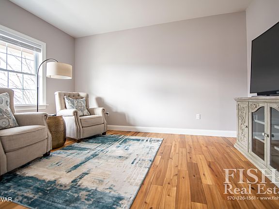 5th image of 10 Wisteria Ln