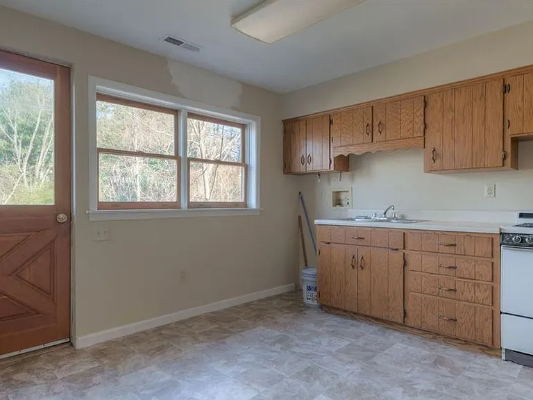 550 Colhoun St NE — Photo 16