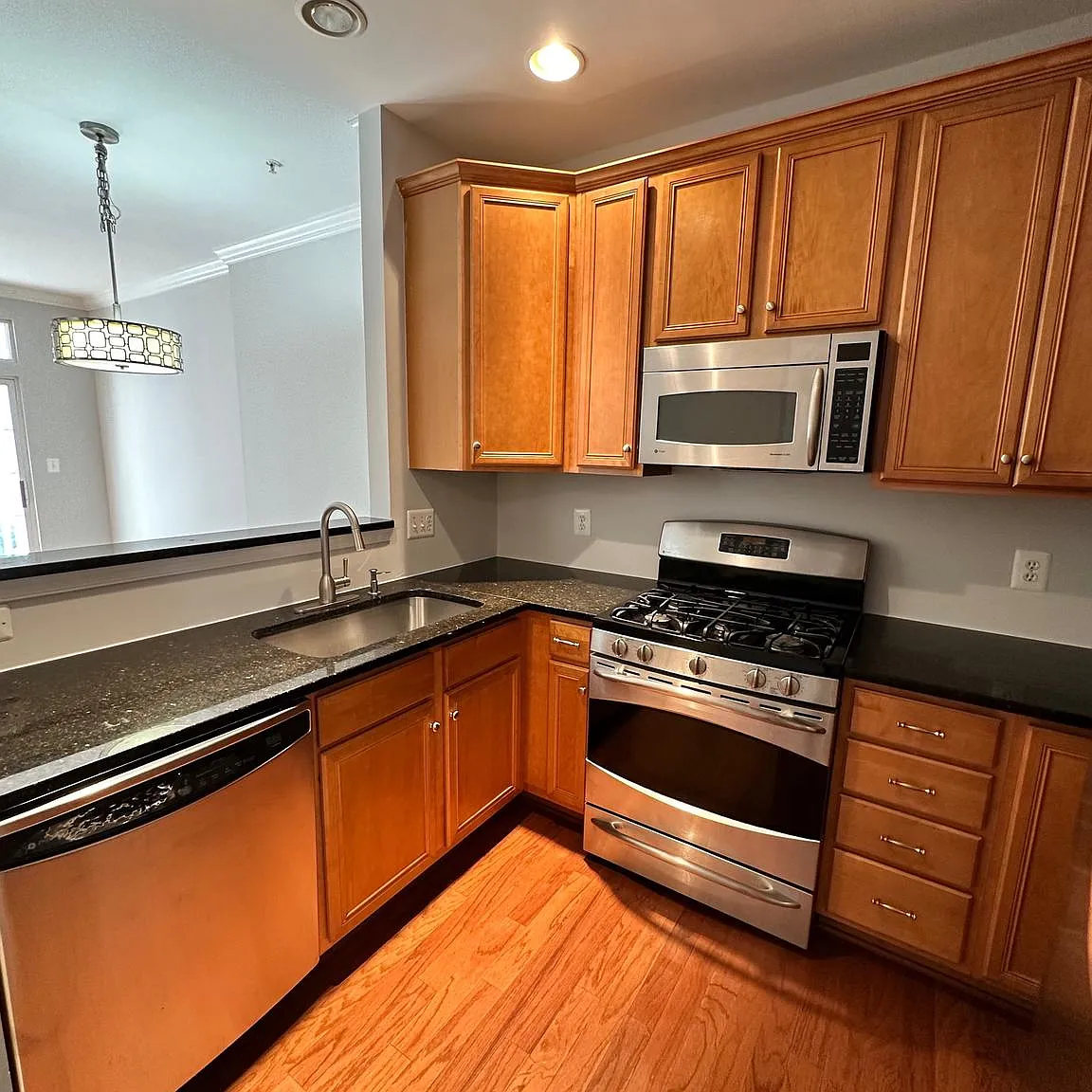 2 bed, 1012 sqft, $2,299 — Photo 4