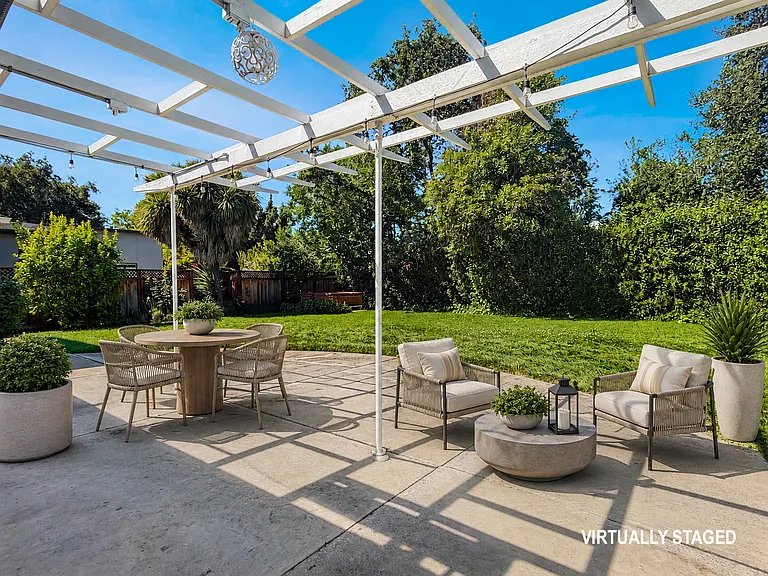 950 Olive St — Photo 17