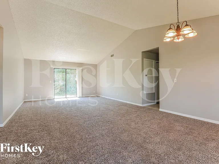 710 Leeward Dr — Photo 2