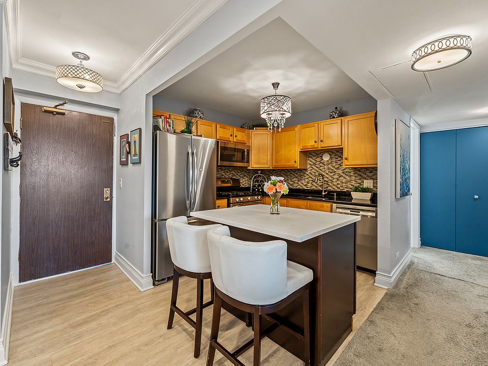 2nd image of 700 Wellington Ave Unit 316