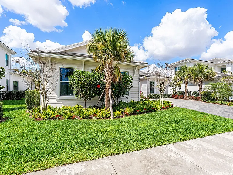 9256 Crestview Circle Palm — Photo 3