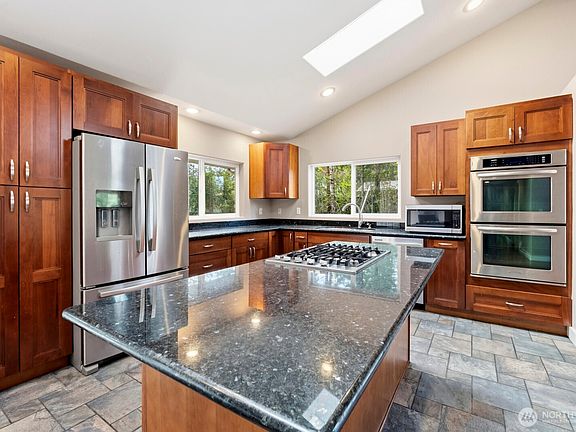 2nd image of 871 NE LARSON BLVD