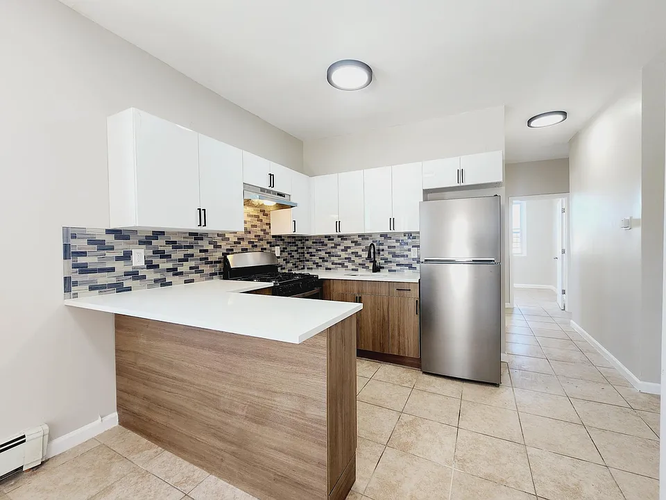 132 Wilkinson Ave #3L